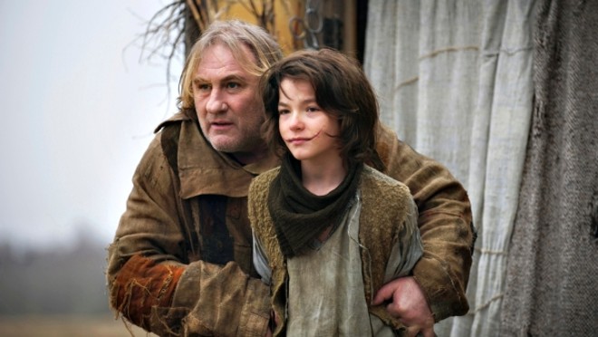 O Homem Que Ri- Ursus (Gérard Dépardieu) é um showman bastante peculiar que recebe dois órfãos em sua caravana: Gwynplaine, um garoto com uma cicatriz no rosto que faz com que pareça estar sempre rindo, e Déa, uma menina cega. Baseado na obra de Victor Hugo. Jean Pierre Améris. Cineplex Batel 4, 14h10 e 18h30. | 