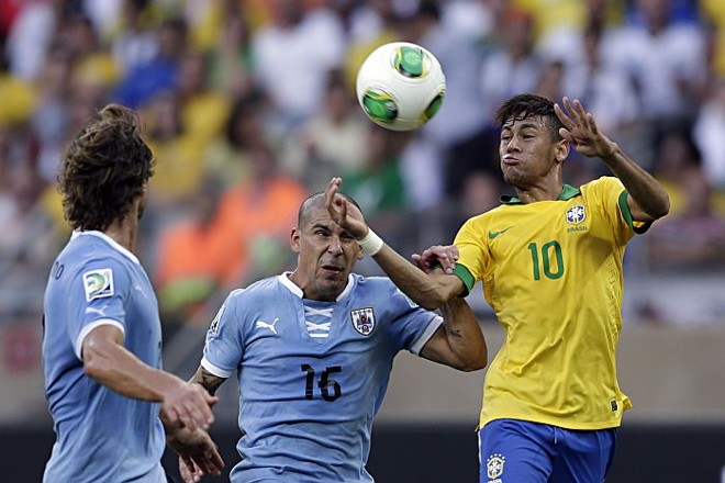Neymar tenta passar pela marcação uruguaia |
