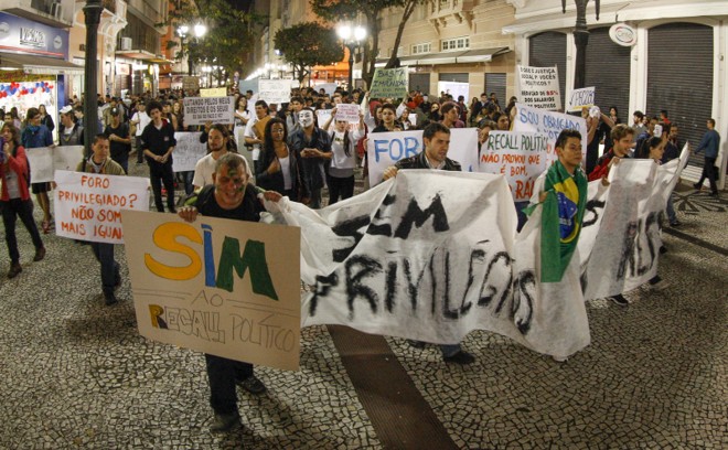 Protesto pela reforma política em Curitiba nesta sexta-feira (28) |