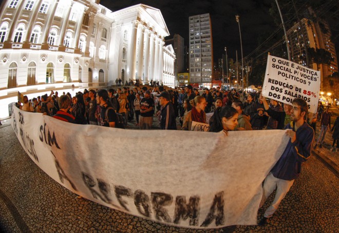 Protesto pela reforma política em Curitiba nesta sexta-feira (28) |