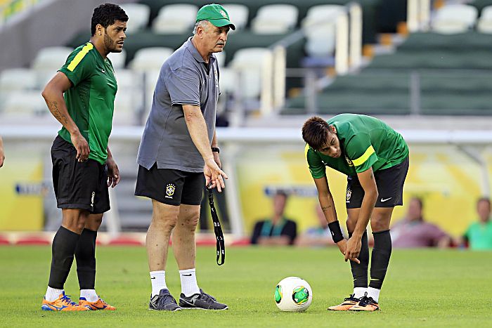 No final do treino no Castelão, Hulk e Neymar treinaram cobranças de falta orientados por Felipão | Albari Rosa / Gazeta do Povo