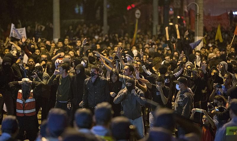 Manifestantes que protestaram contra o aumento da tarifa de ônibus entraram em confronto com a polícia em São Paulo na noite de terça-feira (9) | EFE/Sebastião Moreira