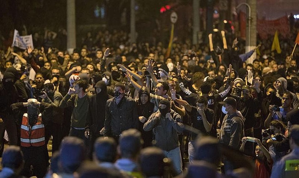Manifestantes que protestaram contra o aumento da tarifa de ônibus entraram em confronto com a polícia em São Paulo na noite de terça-feira (9) | EFE/Sebastião Moreira