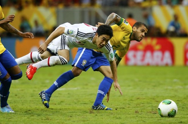 Kagawa é marcado por Daniel Alves | 