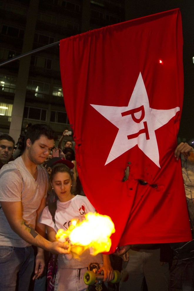 Reforma política, a eterna promessa: Entra ano, sai ano e o discurso no Congresso é o mesmo: agora a reforma política vai para frente. Mas há duas décadas o tema não avança. Enquanto isso, surgiu uma crise de representação política, a ponto de os protestos nas ruas estarem sendo marcados por uma forte rejeição aos partidos. A última tentativa de mudar o sistema político de forma mais contundente começou em 2011. Comissões foram montadas no Senado e na Câmara para debater mudanças. Os senadores fragmentaram a reforma em uma série de projetos, enquanto a Câmara ainda não sabe o que vai votar. A discussão empaca em interesses dos próprios parlamentares, que controlam o atual modelo eleitoral. Após os protestos, parlamentares passaram a defender a convocação de uma Constituinte exclusiva para fazer a reforma política. Fora do Legislativo, o Movimento de Combate à Corrupção Eleitoral articula uma reforma via lei de iniciativa popular | 