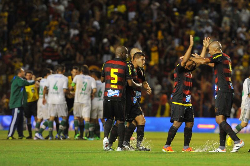 Sport comemora e jogadores do Palmeiras, ao fundo, ficaram revoltados com a arbitragem | W. Correia Neto / Futura Press / Folhapress