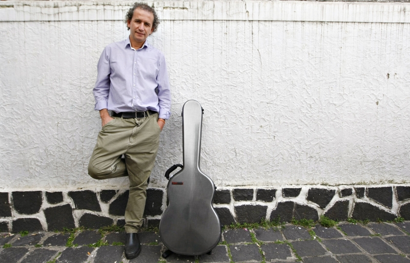 Mario da Silva gosta de tocar em locais inusitados, mostrando o violão a um público não acostumado ao instrumento | Daniel Castellano / Gazeta do Povo