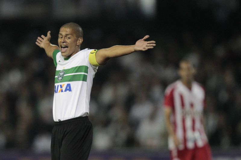 Alex abre os braços na comemoração da vitória coxa-branca diante do Náutico, no Couto Pereira | Jonathan Campos/ Gazeta do Povo