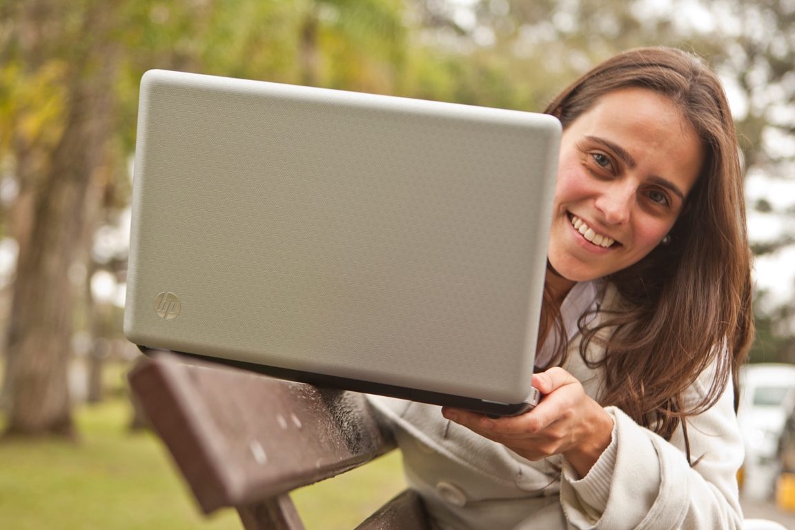 Lígia Barizon conta com a colaboração de amigos e desconhecidos para atualizar o site | Marcelo Andrade / Gazeta do Povo