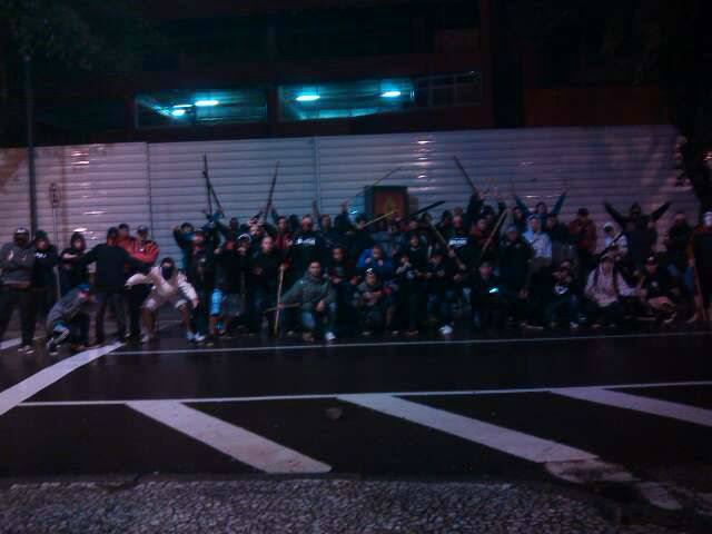 Membros da torcida Os Fanáticos esperaram em frente da Arena para, segundo eles, proteger o patrimônio do clube | Reprodução/Twitter