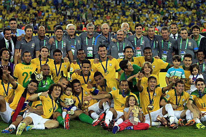Jogadores e comissão técnica do Brasil comemoram o título da Copa das Confederações: Felipão enfatiza que grupo da Copa ainda não está fechado | Albari Rosa / Gazeta do Povo
