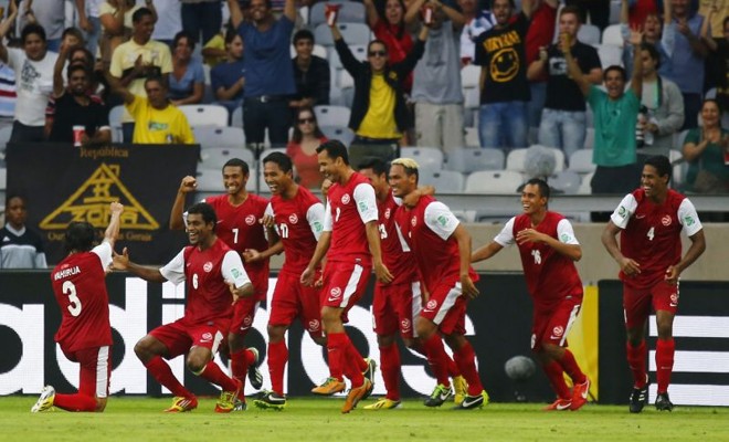 Time do Taiti faz festa após o gol |