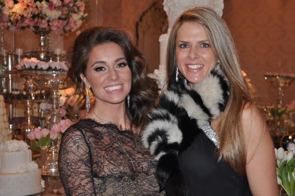 Personagens do beautiful people, a arquiteta Isabela Pilagallo e a empresária Bianca Glaser Vidal, leia-se Glaser Presentes, acrescentaram no evento Inesquecível Casamento, no Castelo do Batel | Bebel Ritzmann