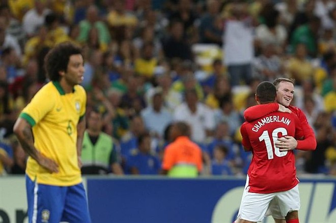 Rooney comemora o primeiro gol da Inglaterra no empate com o Brasil | 