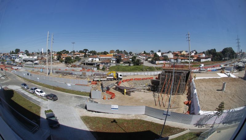 Obra do viaduto estaiado na Avenida das Torres, um dos projetos de Curitiba incluídos no PAC da Copa do Mundo | Daniel Castellano/ Gazeta do Povo
