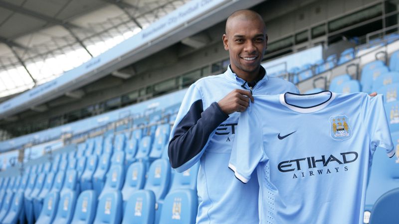 O meia defensivo Fernandinho posa com a camisa do City: quatro anos de contrato | Site Oficial do Manchester City