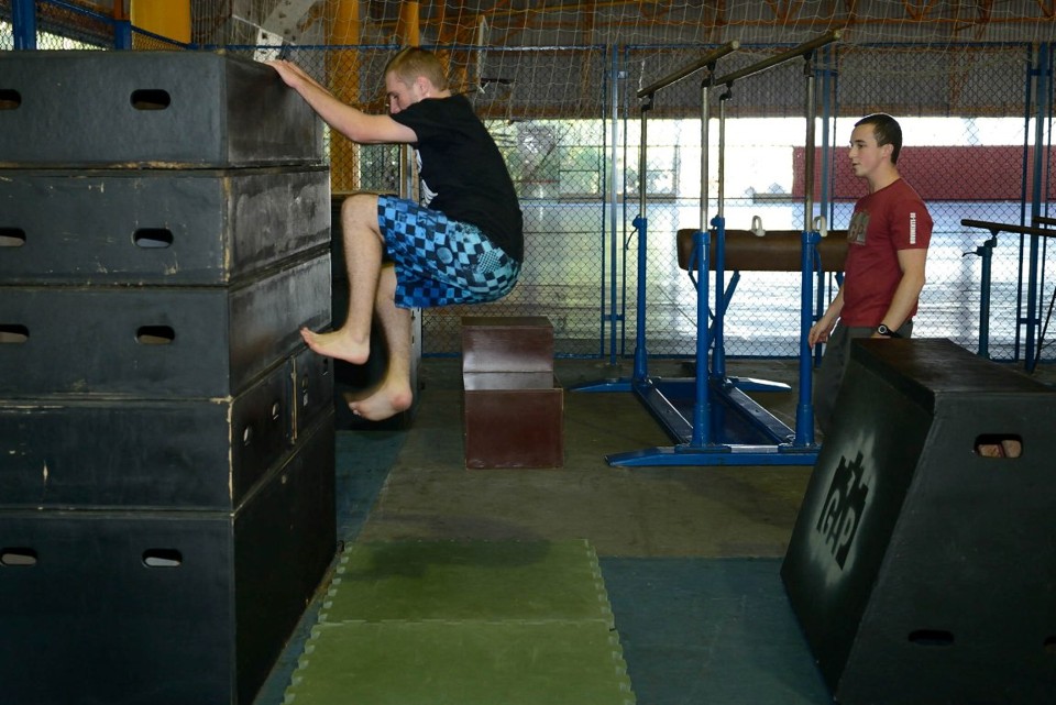 Nas aulas, os alunos praticam movimentos naturais do corpo associados a técnicas específicas do parkour. | Henry Milleo / Gazeta do Povo