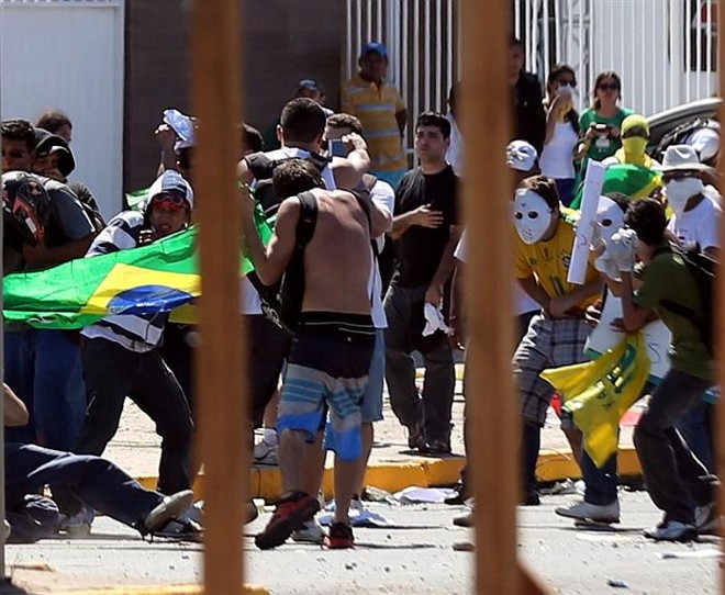 Manifestantes entram em confronto com a Polícia Militar em Fortaleza |
