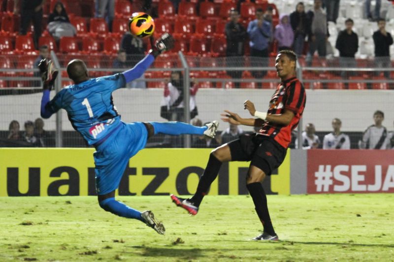 O lance do gol: com extrema categoria, Marcão dá um toque de leve na bola, o suficiente para tirar o goleiro Édson Bastos da jogada | Luciano Claudino/ Frame/ Folhapress