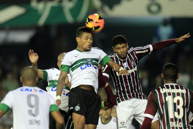 Junior Urso divide a bola com o zagueiro Gum | 