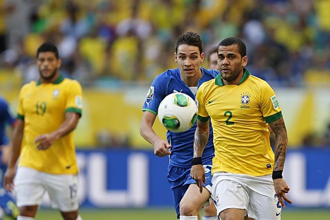 Lateral Daniel Alves tenta se livrar da marcação da Itália |