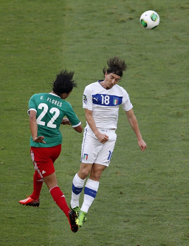 Disputa de bola pelo alto entre Montolivo e Flores |