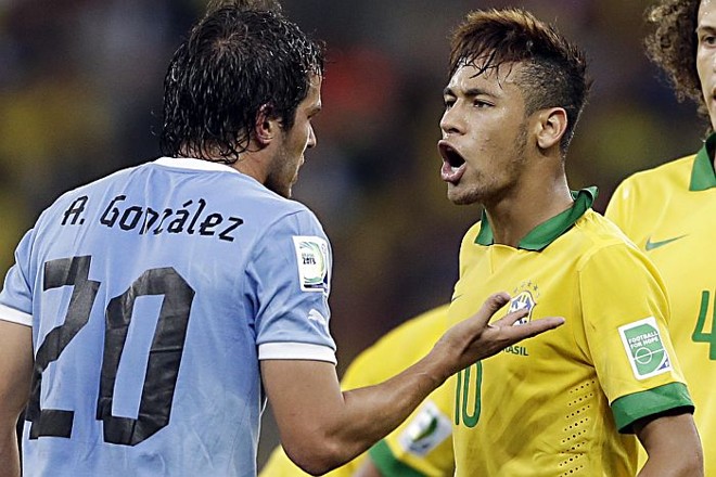 Neymar passou a partida discutindo com González |