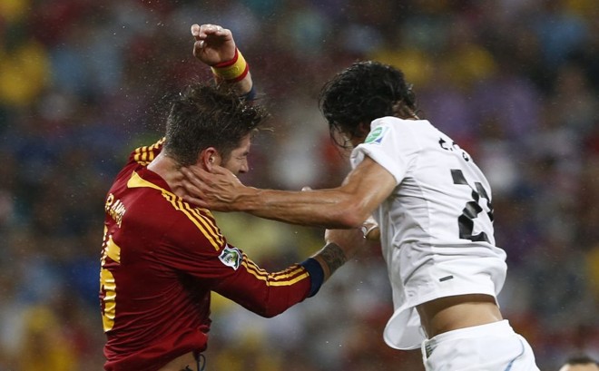 Ramos e Cavani se estranham na marcação |