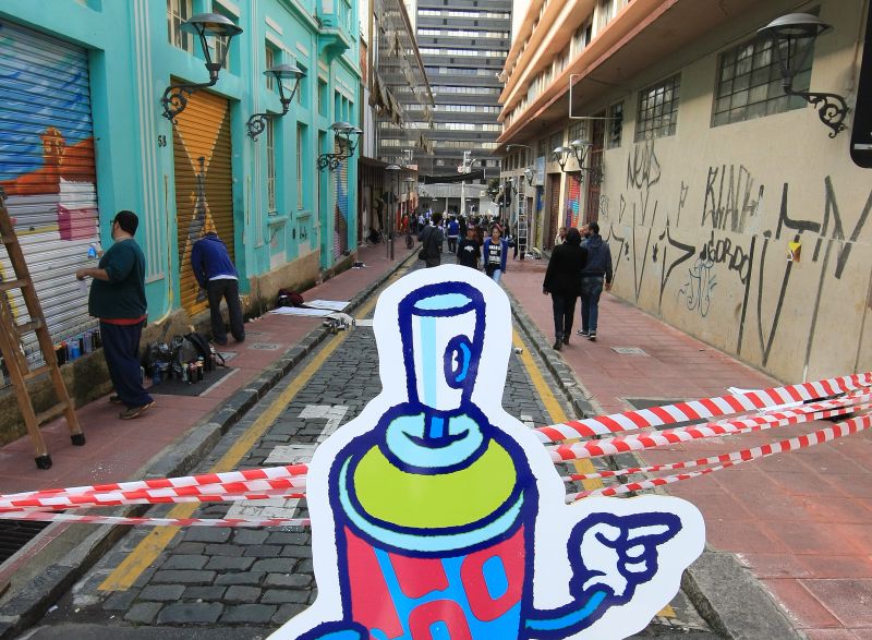 Vinte artistas grafiteiros ocuparam a rua no Setor Histórico de Curitiba | Ivonaldo Alexandre/Gazeta do Povo