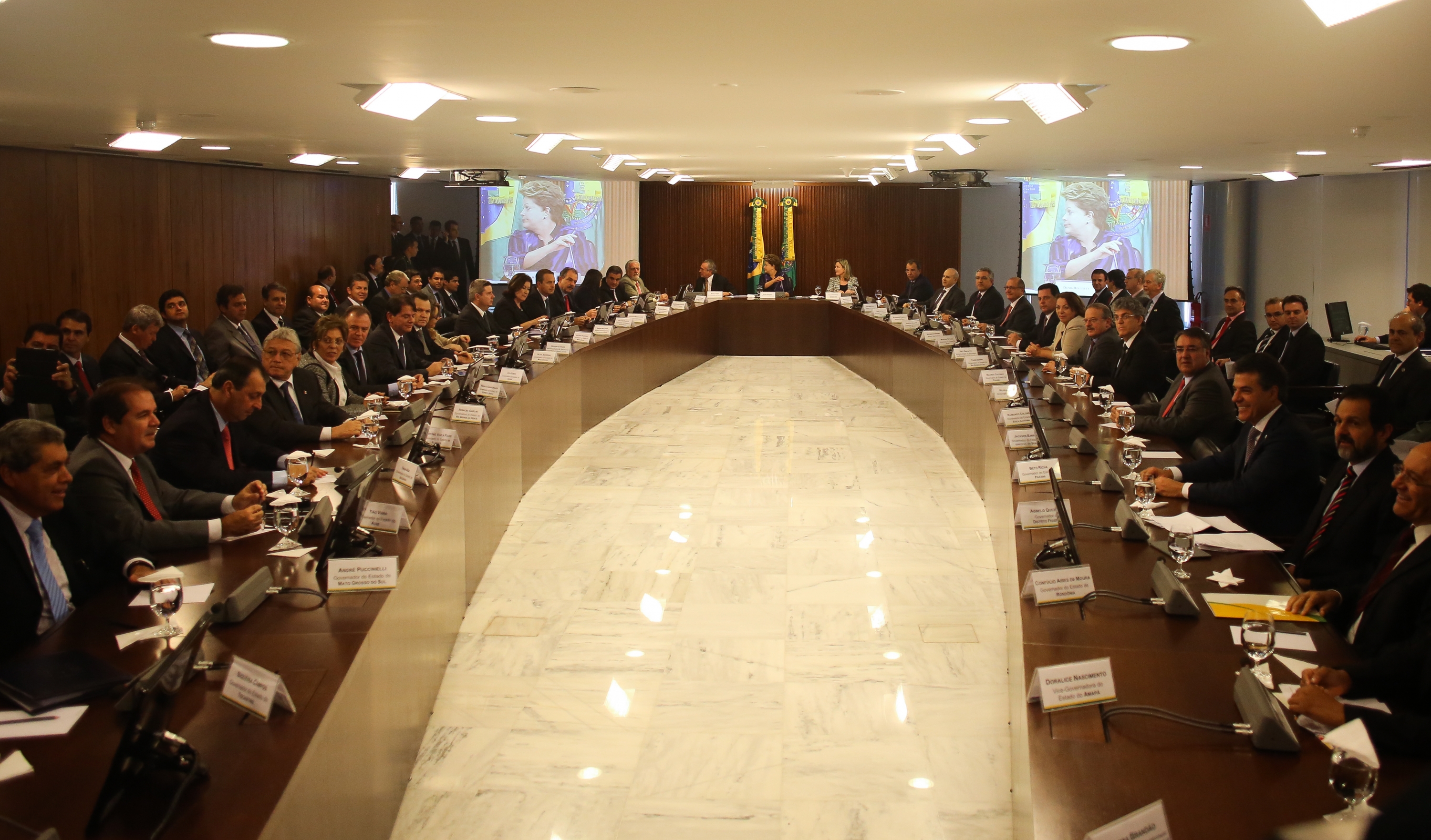 Dilma (no centro) durante a reunião com prefeitos e governadores, na tarde desta segunda-feira: pacto pela esta estabilidade e proposta de plebiscito | Fabio Rodrigues Pozzebom/Agência Brasil