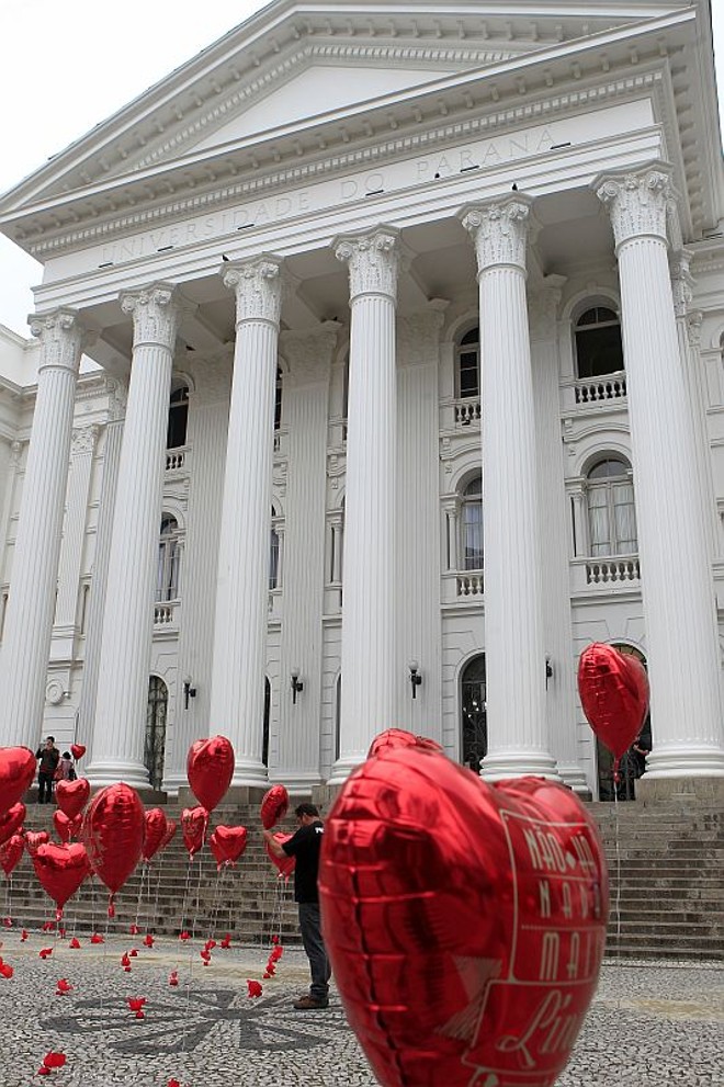 No fim da manhã, os balões e cartões sobre o Dia dos Namorados foram distribuídos às pessoas que passavam pela praça | 