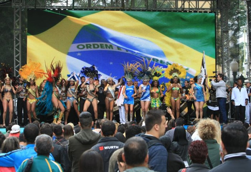 Escola de samba anima festividade que marca a contagem regressiva para a Copa em Curitiba | Aniele Nacimento/Agência de Notícias Gazeta do Povo