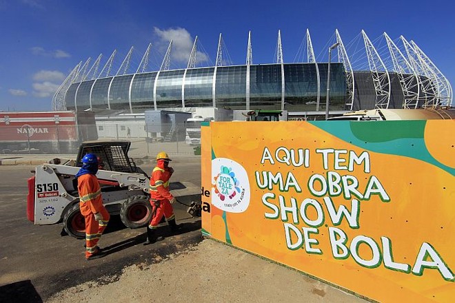 Tapume não esconde as obras ainda não concluídas no Castelão | 