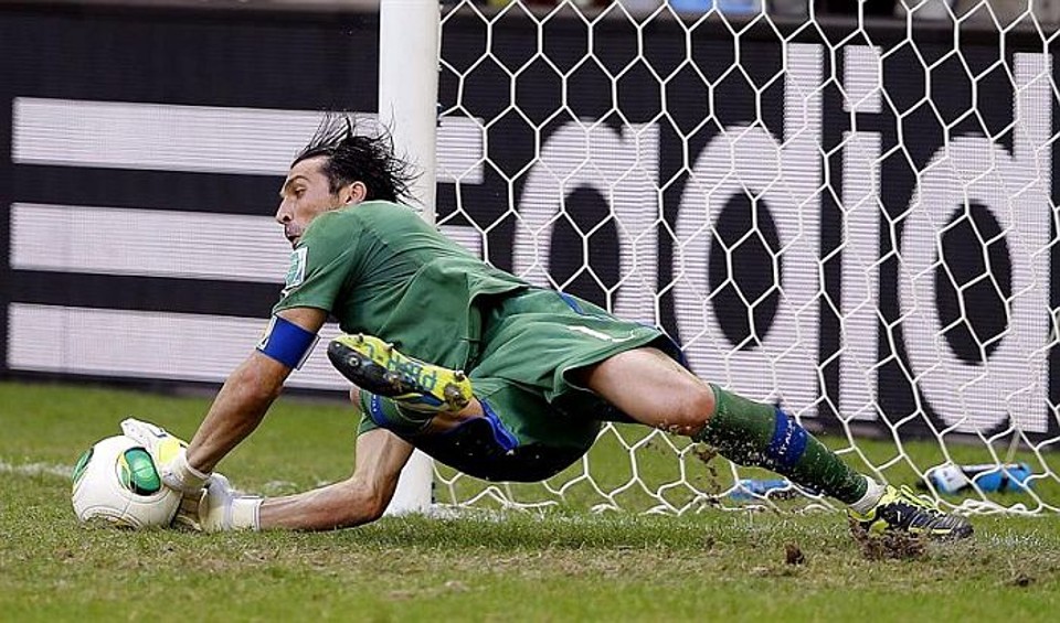 Buffon defende um dos três pênaltis da decisão do terceiro lugar contra o Uruguai | Robert Ghement / EFE