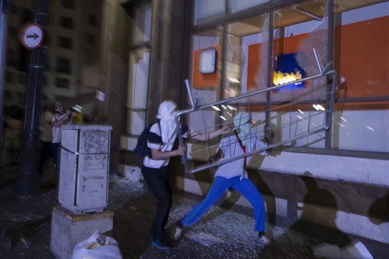 Vândalos atacam agência bancária durante protesto em SP | EFE/Sebastião Moreira