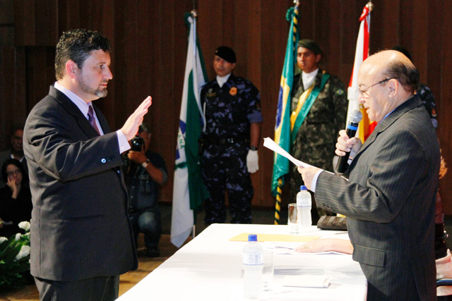 Entre os atuais vereadores que podem perder os cargos está Adilson Cintra (esq), o Adilson do Bar | Divulgação / CMM