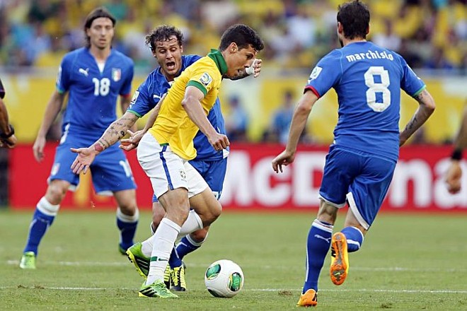 Hernanes foi a novidade da seleção diante da Itália |