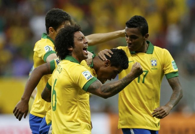 Volante Paulinho comemora gol com companheiros da seleção | 