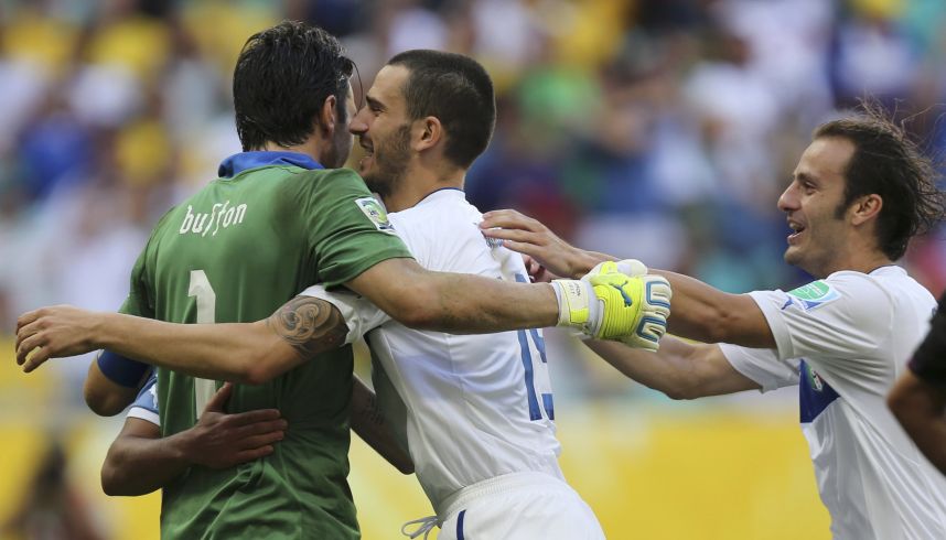 Buffon é abraçado após garantir o terceiro lugar para a Itália | Reuters