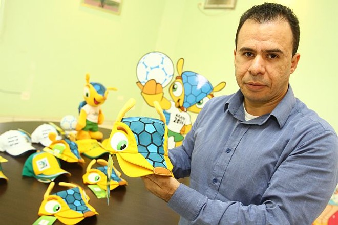 Davu Felix de Souza, gerente industrial da Boneleska - empresa enviou mais um lote com 1,8 mil unidades para serem vendidas na final da Copa das Confederações | Roberto Custódio / Jornal de Londrina