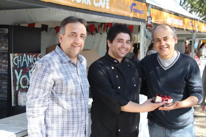 O prefeito Gustavo Fruet (à dir.) prestigiou no fim de semana a feira de gastronomia do Alto Juvevê com o superintendente do Instituto Municipal de Turismo, Paulo Colnaghi (à esq.). Fruet ganhou um Cheesecake com calda de frutas vermelhas do chef Luiz Santo, do New York Café |