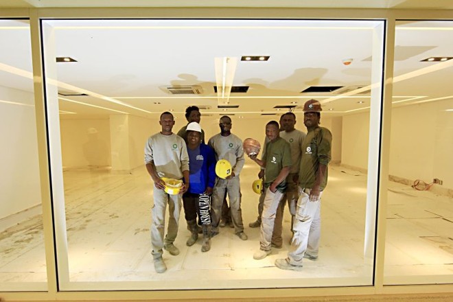 A república do Pátio Batel:Nove haitianos entre eles uma mulher trabalham na construção do Shopping Pátio Batel. Eles são acompanhados pelo gerente de recursos humanos Jean Cordeiro. Operários como Modeste Aurilus, de 24 anos, perdeu 11 pessoas no terremoto de 2010. Para chegar ao Brasil, passou pelo Panamá, Equador e Peru. Wilner Rosiek, 26, esteve na República Dominicana e, no Brasil, trabalhou em Porto Alegre. Seus colegas Dieunel, Pascal, Lafuntant, Guerson, Dieugrand e Ernseau contam histórias parecidas. São ajudados na comunicação por Gasnet Castin, 31 anos, morador de Santa Felicidade, intérprete do português para todo o grupo |