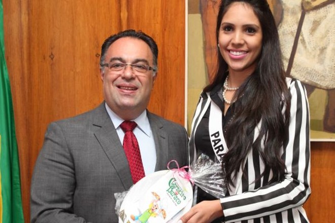 A Miss Paraná, Nayara Ambrozio, de Campo Mourão, foi recebida pelo deputado André Vargas como presidente em exercício da Câmara Federal. Nayara entregou-lhe o convite para a festa do Carneiro no Buraco, que ocorre em sua cidade | 