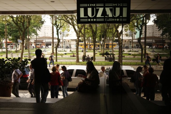 Localizado na Praça Santos Andrade, o cinema ajudava a movimentar a região |