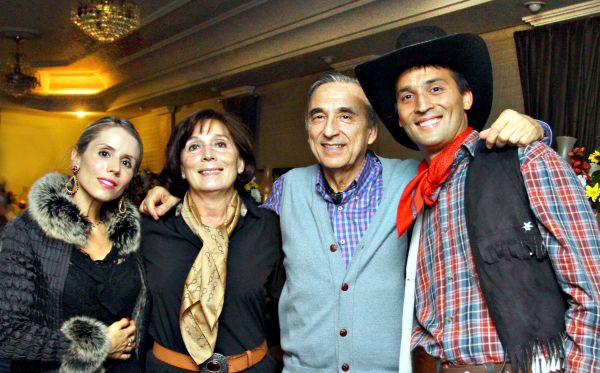 Foi em clima country a festa pelos 15 anos do Hospital Cardiológico Costantini, comandada pelo cardiologista Costantino Costantini (de azul). Ele celebrou a data no último domingo ao lado da mulher, Isela, do filho Alessandro Costantini (diretor administrativo do hospital), da nora Paula Costantini, além de funcionários e amigos | Mendonça Jr.