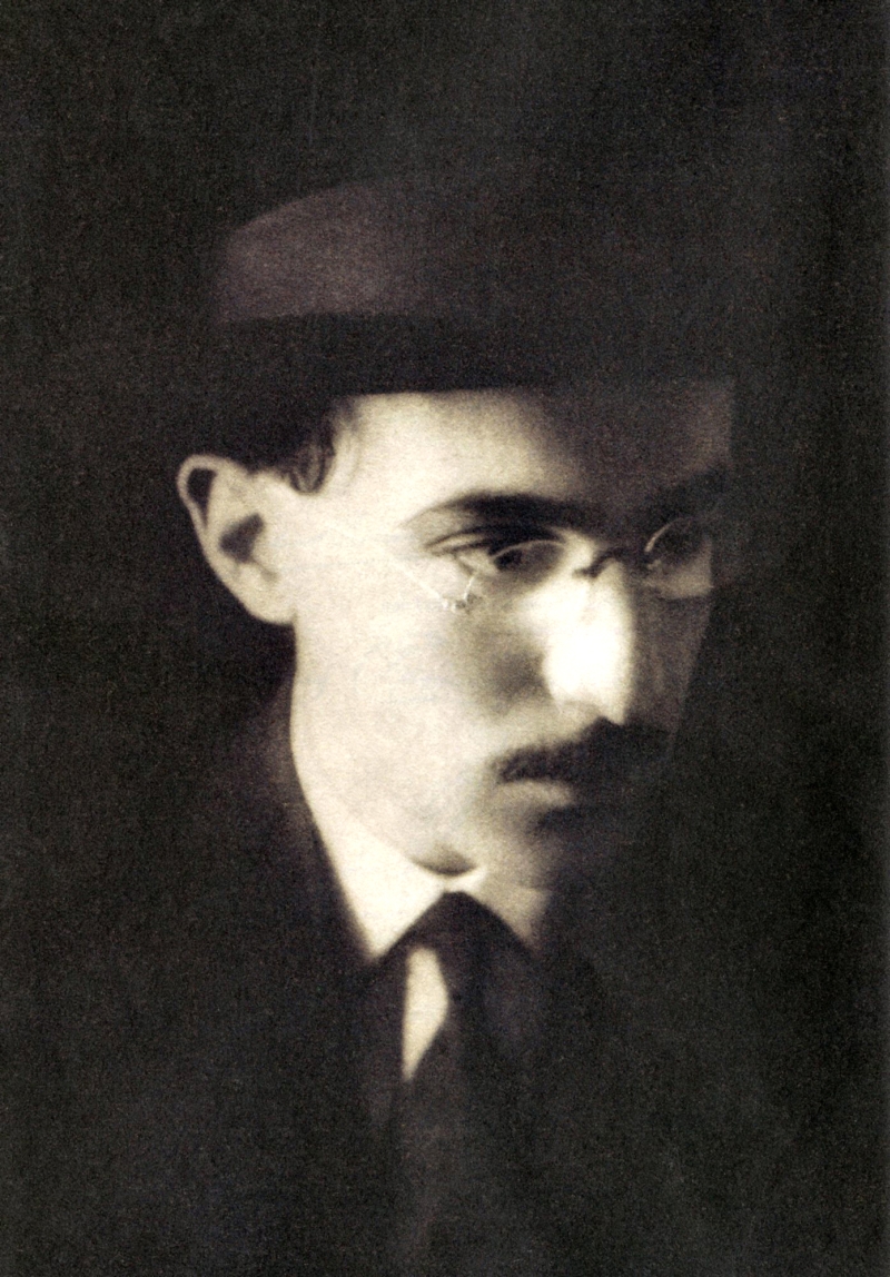 Não sei o que quer que lhe devolva cartas ou que mais. Eu preferia não lhe devolver nada, e conservar as suas cartinhas como memória viva de um passado morto, como todos os passados; como alguma coisa de comovedor numa vida, como a minha, em que o progresso nos anos é par do progresso na infelicidade e na desilusão. - Fernando Pessoa em 29/11/1920, terminando o namoro pela primeira vez. | Arquivo Pessoal Fernando Pessoa e Ofélia Queiróz