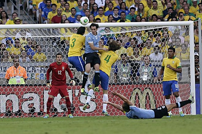 Zagua brasileira espanta a bola na semifinal contra o Uruguai |