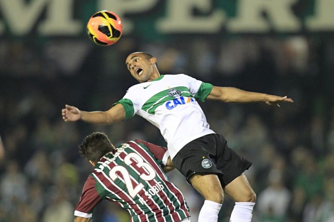 Gil busca a bola em disputa com Rafael Sóbis | 