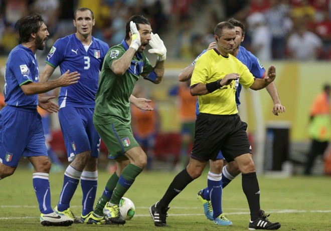 Buffon comanda a reclamação contra o árbitro, que marcou pênalti contra a Itália |