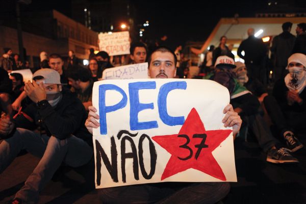 Pressão adia votação da PEC 37:A discussão em torno da proposta de emenda à Constituição (PEC) n.º 37 é um episódio à parte entre as bandeiras das manifestações. A campanha contrária ao projeto, que restringe o poder de investigação do Ministério Público (MP), é um dos exemplos de como a população pode pressionar os congressistas na votação de temas polêmicos. Nesse caso, a demanda é pela rejeição ou pelo arquivamento do projeto. Por enquanto, surtiu efeito. A votação, programada para a próxima quarta- feira, foi temporariamente suspensa pelo presidente da Câmara, Henrique Alves (PMDB-RN). A PEC atribui exclusivamente às polícias Federal e Civil a competência para a investigação criminal. Historicamente, o MP é responsável por uma série de investigações de casos de corrupção, como os desvios cometidos na Assembleia Legislativa do Paraná retratados em 2010 pela série de reportagens Diários Secretos, da Gazeta do Povo e RPC TV | André Rodrigues/ Gazeta do Povo